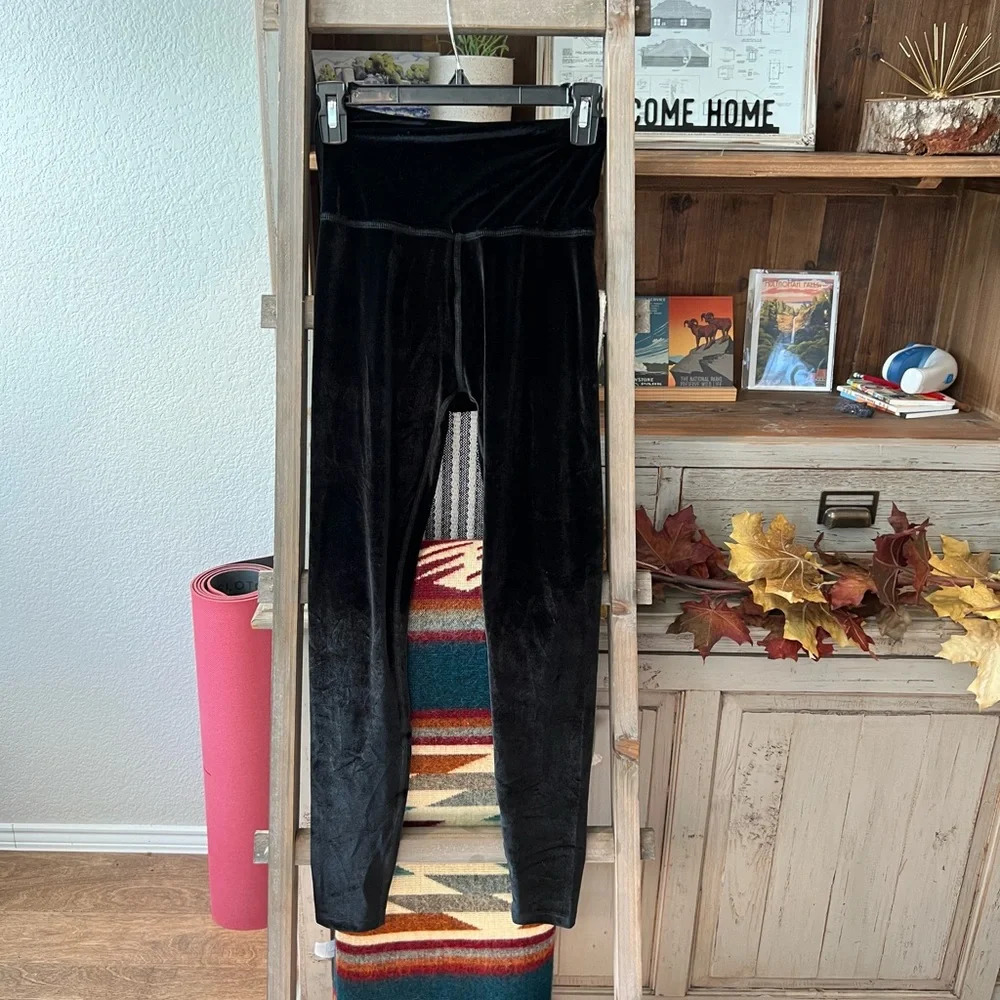 Beyond Yoga women’s velvet motion high waisted midi legging size small